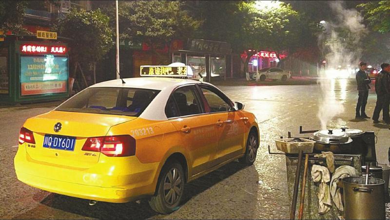宜宾男子租出租车顶灯向老婆道歉 连租3天每天1万