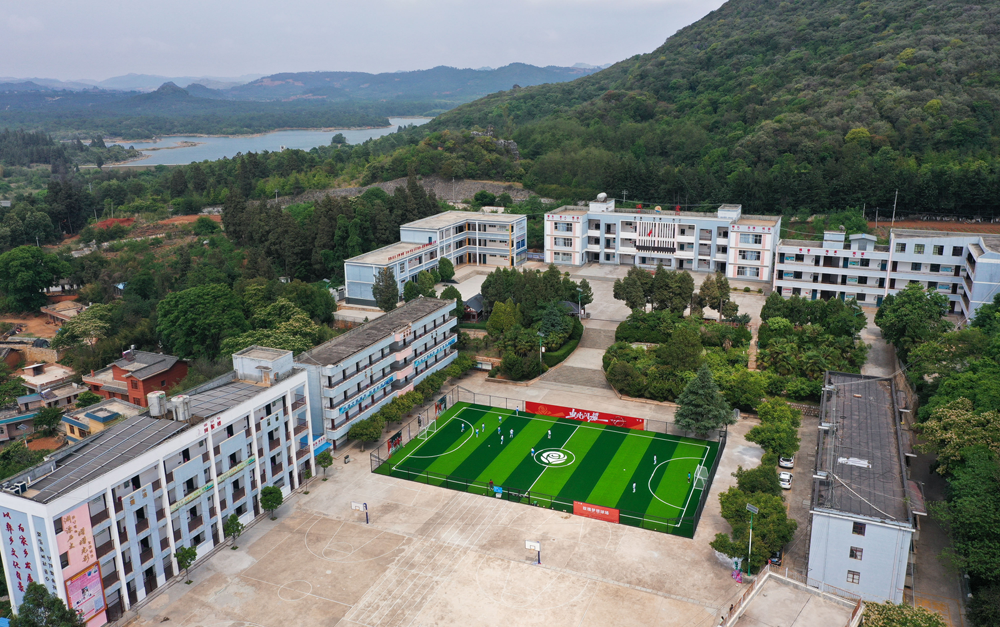 修建在云南石林的全国首座“玫瑰梦想球场”